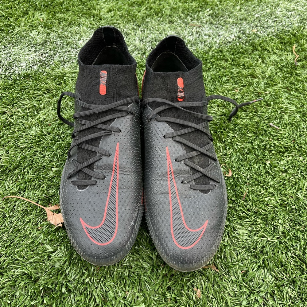 Nike Men’s Phantom Soccer Cleats Size 9